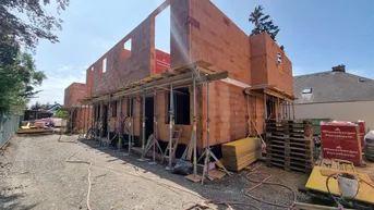 Expose IN BAU. EXQUISITES ZIEGELHAUS! 100 METER beim LANDSCHAFTSSCHUTZGEBIET DONAUSTADT. 5 Zimmer, Dachterrasse, Eigengarten. PROVISIONSFREI für den Käufer.