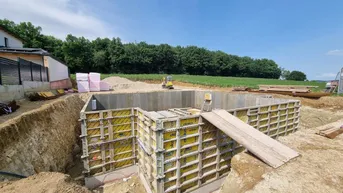 Expose BAUBEGINN ERFOLGT! 2 HÄUSER VERFÜGBAR! EXKLUSIVES DOPPELHAUSPROJEKT. 5 ZIMMER. ZIEGELHAUS MIT KELLER, BALKON, TERRASSE, CARPORT.