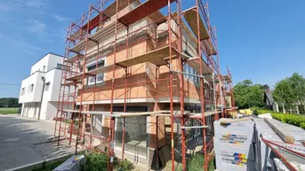 Expose EINZELHAUS (SCHLÜSSELFERTIG) INKLUSIVE STELLPLATZ. 5 ZIMMER/ 3 BÄDER/ 3 TOILETTEN. 85m² GARTEN.