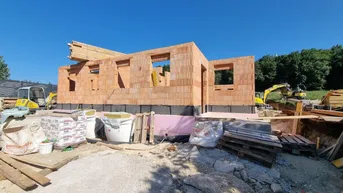 Expose BAUBEGINN ERFOLGT! IDEAL FÜR FAMILIEN! 5-ZIMMER-ZIEGELHAUS MIT UNVERBAUBAREN AUSBLICK. MIT KELLER, BALKON, TERRASSE, CARPORT UND GROSSEM GARTEN.