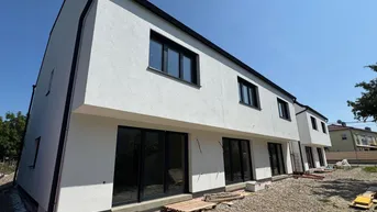 Expose ÜBERGABE IM OKTOBER. LETZTE 2 HÄUSER! ZIEGEL-NEUBAU MIT PV-ANLAGE, KELLER UND TOP- AUSSTATTUNG! PROVISIONSFREI für den Käufer.