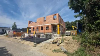 Expose RESERVIERT! 2 HÄUSER VERFÜGBAR! EXKLUSIVES DOPPELHAUSPROJEKT. 5 ZIMMER. ZIEGELHAUS MIT KELLER, BALKON, TERRASSE, CARPORT.