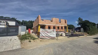 Expose BAUBEGINN ERFOLGT! IDEAL FÜR FAMILIEN! 5-ZIMMER-ZIEGELHAUS MIT UNVERBAUBAREN AUSBLICK. MIT KELLER, BALKON, TERRASSE, CARPORT UND GROSSEM GARTEN.