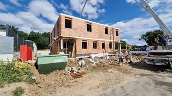 Expose BAUBEGINN ERFOLGT! IDEAL FÜR FAMILIEN! 5-ZIMMER-ZIEGELHAUS MIT UNVERBAUBAREN AUSBLICK. MIT KELLER, BALKON, TERRASSE, CARPORT UND GROSSEM GARTEN.