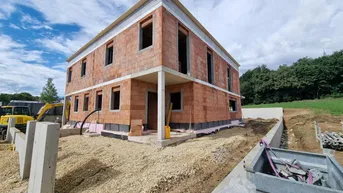 Expose LETZTES HAUS VERFÜGBAR! IDEAL FÜR FAMILIEN! 5-ZIMMER-ZIEGELHAUS MIT UNVERBAUBAREN AUSBLICK. MIT KELLER, BALKON, TERRASSE, CARPORT UND GROSSEM GARTEN.