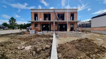 Expose LETZTES HAUS VERFÜGBAR! IDEAL FÜR FAMILIEN! 5-ZIMMER-ZIEGELHAUS MIT UNVERBAUBAREN AUSBLICK. MIT KELLER, BALKON, TERRASSE, CARPORT UND GROSSEM GARTEN.