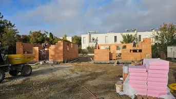 Expose BAUBEGINN! NOCH 2 EINZELHÄUSER FREI! MIT KELLER. 210m² GARTEN! TOP U-BAHN-ANBINDUNG. PROVISIONSFREI für den Käufer.