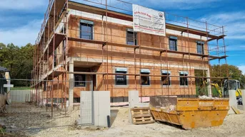 Expose LETZTES HAUS VERFÜGBAR! IDEAL FÜR FAMILIEN! 5-ZIMMER-ZIEGELHAUS MIT UNVERBAUBAREN AUSBLICK. MIT KELLER, BALKON, TERRASSE, CARPORT UND GROSSEM GARTEN.