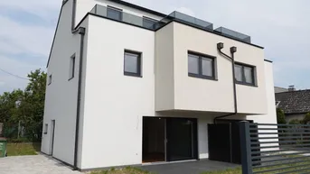 Expose Erstbezug: Sehr schöne, helle und ruhige Doppelhaushälfte (links) mit 4 Zimmern, Eigengarten und Panoramablick-Dachterrasse!