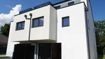 Expose Erstbezug: Sehr schöne, helle und ruhige Doppelhaushälfte (rechts) mit 4 Zimmern, Eigengarten und Panoramablick-Dachterrasse!