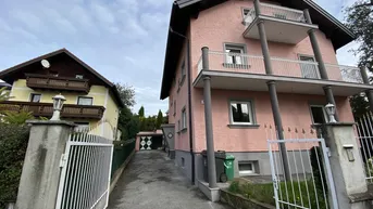 Expose 3-Zimmer-Wohnung mit zwei Balkonen, Badewanne, Doppelgaragen, und eigenem Garten