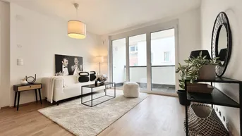 Helles Wohnzimmer mit modernem Design, Holzboden und Zugang zu einem Balkon.