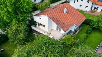 Detaillierte Luftaufnahme des Hauses mit großer Terrasse und gepflegtem Garten.