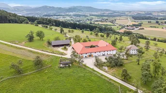 Expose PANORAMABLICK ZUM VERLIEBEN!Traditioneller Vierkanthof in Premium-Alleinlage - Nähe Gmunden!