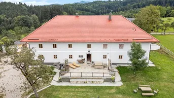 Expose PANORAMABLICK ZUM VERLIEBEN!Traditioneller Vierkanthof in Premium-Alleinlage - Nähe Gmunden!