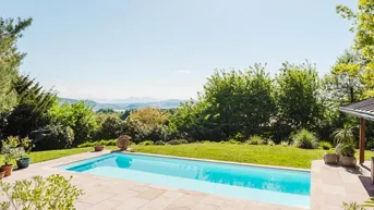 Expose Wohnen mit Weitblick – Traumhaftes Einfamilienhaus mit Pool, Nähe Mattsee