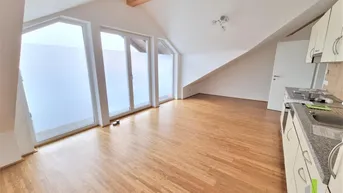 Expose Ideal für Singles oder Paare – neuwertige Mansardenwohnung mit Balkon und Carport