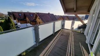 Expose Ideal für Singles oder Paare – neuwertige Mansardenwohnung mit Balkon und Carport
