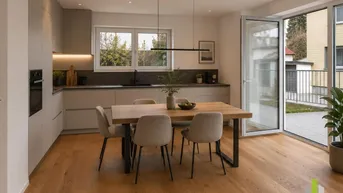 Moderne Küche mit Essbereich, Holzboden und Zugang zur Terrasse, ideal für geselliges Beisammensein.