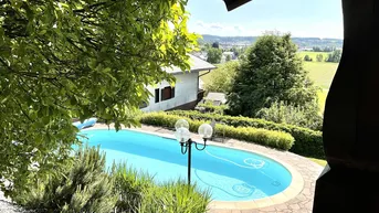 Expose Edles Landhaus mit Pool am Waldrand in Hanglage mit Panoramablick