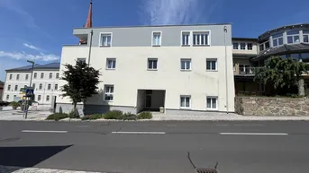 Expose ZENTRALE 4 ZIMMER WOHNUNG IN NEUMARKT - Teilsanierung im August