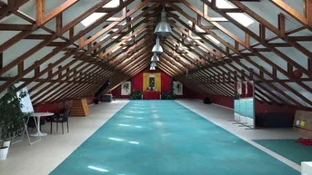 Expose vielfältig nutzbare DG-Hallenfläche - 2 Min. zur U-Bahn / Praxis-Ordination-Training-Tanz-Yoga-Gymnastik-Tischtennis-Atelier
