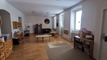 Expose Gesamtes Haus - Komplett adaptiertes rd. 765 m2 Objekt für Kindergarten-Gruppen / Kinder-Tagesstätte / Praxisgemeinschaft