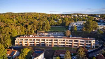 Expose FERNBLICK von überdachter FREIFLÄCHE - moderne 3 Zimmerwohnung in neu errichteter Wohnanlage mit Lift, Tiefgaragenplatz, Zentralheizung
