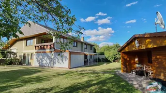 Expose Schönes Mehrfamilienhaus mit großem Garten, 5 Schlafzimmern, 4 Bädern und Einliegerwohnung