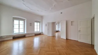 Helles, leeres Zimmer mit klassischem Fischgrätparkett und hohen Decken, bereit zur individuellen Gestaltung.