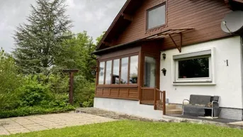 Expose Einfamilienhaus auf 2815 m2 Grund, indyllisch gelegen mit herrlichem Fernblick: Wohnebene + Dachboden, Kellerhaus, Garage, Erd-Weinkeller, Schrägaufzug, am Ortsrand Kirchstetten, Nähe A1 + Westbahn, ca. 50 min. nach Wien!