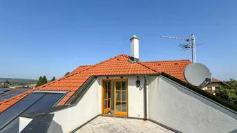 Dachterrasse mit Fliesenboden, Solaranlage und weitem Blick über die Umgebung.
