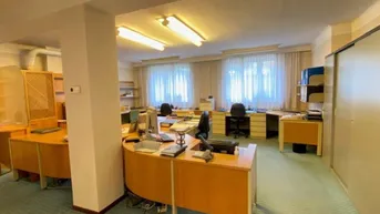 Expose Modernes Büro/Praxis mit zwei Straßen-Eingängen in Top-Lage mit Garage und Aufzug! Das Büro bietet hervorragende Möglichkeiten zur individuellen Gestaltung!