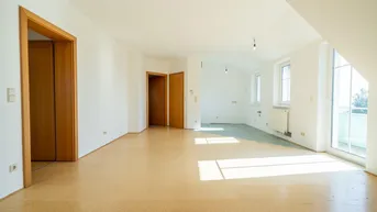 Helles, geräumiges Zimmer mit Korkboden und Zugang zu einem Balkon, ideal für Wohn- oder Schlafbereich.