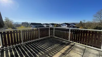 Geräumiger Balkon mit Fliesenboden und weitem Blick über die umliegende Landschaft.