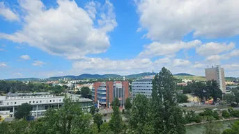 Expose Blick auf den Kahlenberg, über den Dächern von Wien