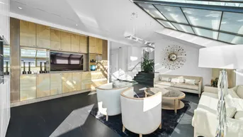 Helles Wohnzimmer mit großem Glasdach, dunklem Holzboden und eleganten Einbauschränken.