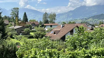 Expose Totaler Ruhepol, geteiltes Baugrundstück, ca. 510 m2, Feldkirch-Tisis od. doppelte Größe, 2x ca. 510 m2 (ca. 1.021 m2), in 6 Min. p. PKW v. Stadtzentrum Feldkirch direkt mitten im Grünen, Stille/Ruhe/Erholung, Berg- u. Panorama-Blick, Bus-Station in 50 m.