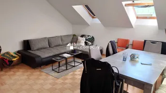 Expose Schöne Dachgeschosswohung mit nur leichten Dachschrägen, Klimaanlage und Balkon