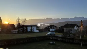 Expose Baugrundstück, völlige Ruhelage, mitten im Grünen, Berg- u. Panorama-Blick, Feldkirch-Tisis, direkt ans Naherholungsgebiet grenzend, gigantische Sonnenuntergangs-Stimmung, in 6 Minuten per PKW ins Stadtzentrum Feldkirch, Bus-Station in 50 m.