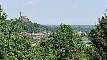 Expose Am beliebten Rosenberg! Altes Bauernhaus in unverbaubarer, ruhiger, sonniger Lage mit großem Baulandgrundstück
