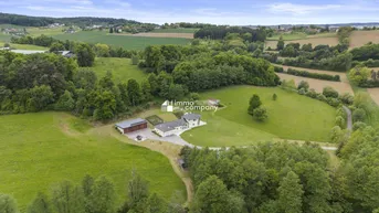 Expose Modernes Wohnparadies in Alleinlage mit Gästehaus, Halle, Weinkeller &amp; mehr – ca. 62.000 m² Grundstück - davon ca. 10.000 m² Bauland!!