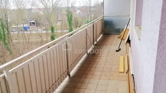 Langer Balkon mit Fliesenboden und Blick ins Grüne, ideal für entspannte Stunden im Freien.