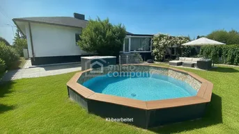 Großer Gartenbereich mit einem oberirdischen Pool, Rasenfläche und einer möblierten Terrasse am Haus.