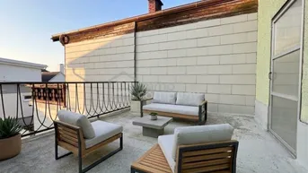 Geräumige Terrasse mit modernen Outdoor-Möbeln, ideal zum Entspannen im Freien.
