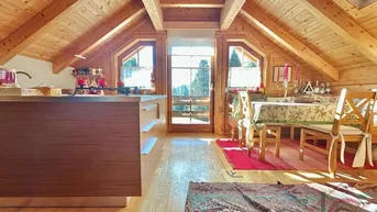 Expose Entzückende Dachgeschosswohnung in urigem Holzblock-Zweifamilienhaus