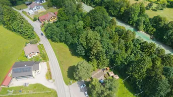 Expose Baugrund mit Wald und direktem Zugang zum schönen Almfluss!