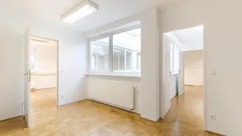 Expose HELLES BÜRO IN ATRIUMFORM