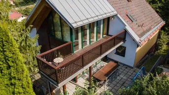Expose NEUER PREIS: ALT UND NEU ZUGLEICH - EINFAMILIENHAUS IN GRÜNLAGE MIT FERNBLICK und Bach an der Grundstücksgrenze