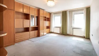 Geräumiges Zimmer mit Einbauschränken, Holzdecke und zwei Fenstern, bereit zur Renovierung.